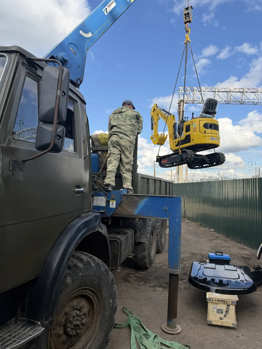 Погрузка RIPPA R319 краном-манипулятором перед доставкой